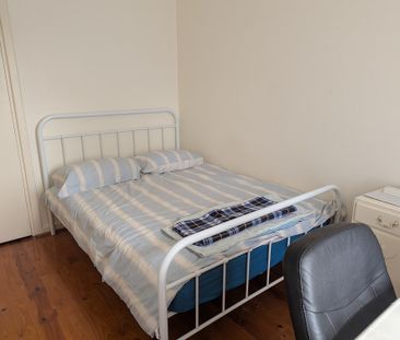 4-bedroom shared house / townhouse, Monaro court - Photo 4