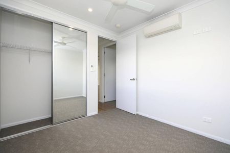 Modern Luxury - Ex Display Home - Full AC - Solar - Photo 2