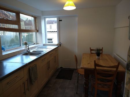 Double Room- Just off Gloucester Road - Photo 4