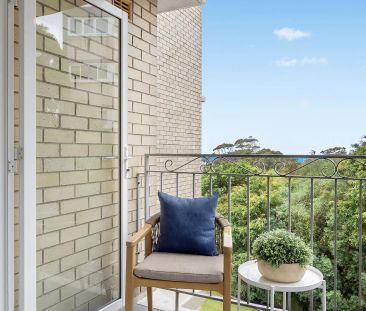 LIGHT-FILLED APARTMENT WITH OCEAN VIEWS IN SUPERB LOCATION - Photo 3