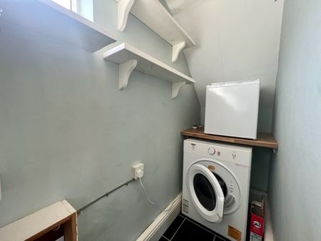 Clockhouse Road, Farnborough, Hampshire, GU14 - Photo 5