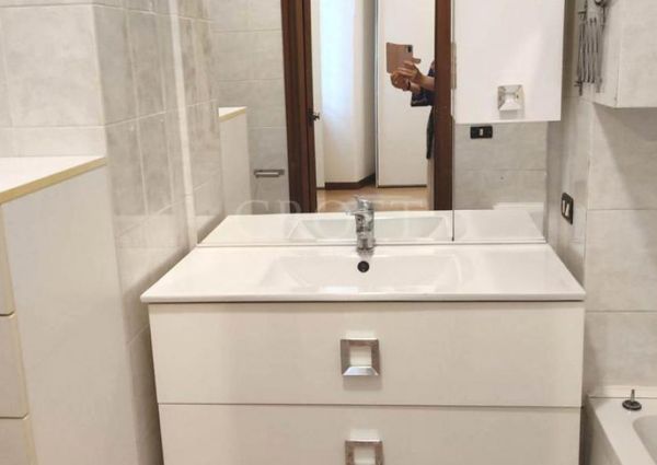 Monteverde Vecchio: Modern 2 bedroom, 2 bath, large living room, separate kitchen. Bright, silent, parquet floors, situated in lovely period building, excellent area, near park. Ref. 2364.