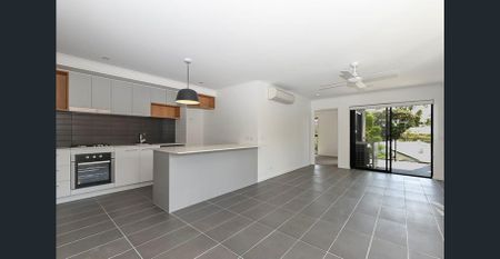 Contemporary Parkside Apartment with Balcony & City Views, 6km to Brisbane CBD! - Photo 3