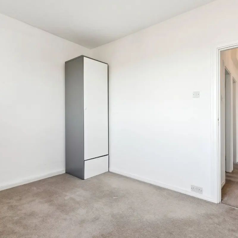 2 bedroom flat in London - Photo 1