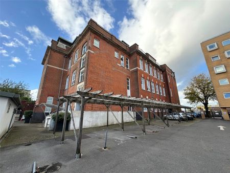 3 Bedroom Flat / Apartment - Andersons Road, Southampton - Photo 3