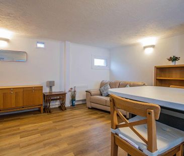 1 bedroom coach house to rent - Photo 2