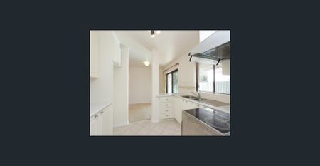 Spacious Townhouse - Photo 5