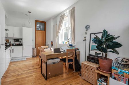 Well presented two bedroom, two bathroom converted apartment - Photo 3