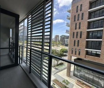 Brand New Luxury and Light filled 2 bedroom apartment in Green Square - Photo 3