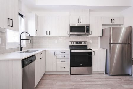 For Lease - 108 Fairlane Avenue, Barrie, Ontario - Photo 3