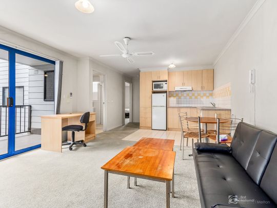 For Lease: Fully Furnished 2-Bedroom Apartment – Prime Location in Bundoora - Photo 1