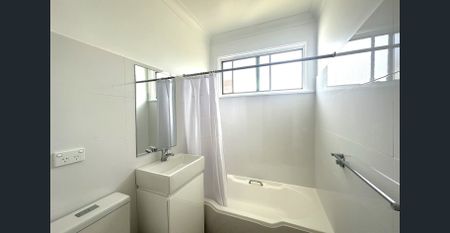 RENOVATED THREE BEDROOM HOUSE - Photo 3