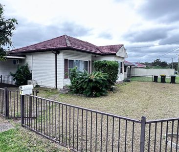 Lovely 4 Bedroom Home in Great Macquarie Fields Location&excl;&excl; - Photo 4