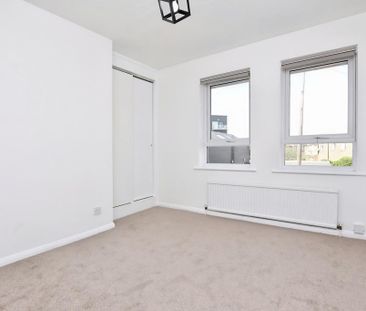 2 bedroom end of terrace house to rent - Photo 2