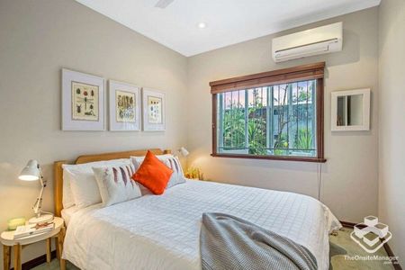 Furnished four bedrooms house at front of Park, Heart of Toowong - Photo 4