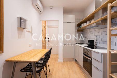 Co-living Room with a Private Bathroom in Gracia - Photo 2