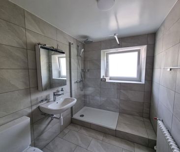 Appartement entièrement rénové de 4 pièces au 1er étage avec balcon... - Photo 4