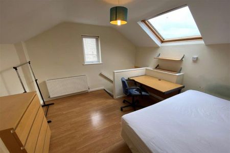 4 bedroom semi-detached house to rent - Photo 5