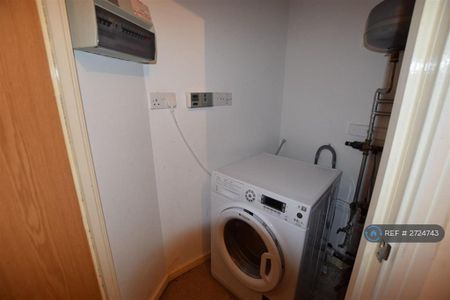 2 bedroom flat to rent - Photo 2