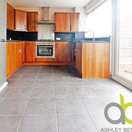 Bryon Gardens, Tilbury, rm18 - Photo 2