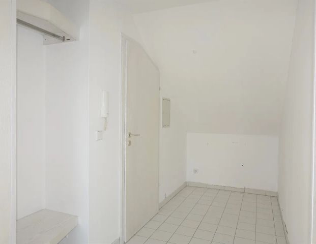 Gepflegte ca. 89 m² große DG-Wohnung mit großem Wohn-/Esszimmer, Tageslichtbad und PKW-Stellplatz - Photo 1