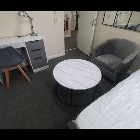 Room in a Shared House, Cavendish Street, M15 - Photo 3