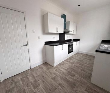 2 bedroom semi-detached house to rent - Photo 5