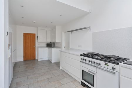 To Let 3 Bed House - Semi-Detached - Photo 5