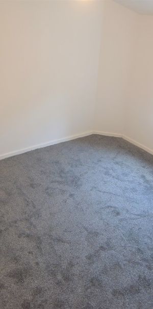 To Let 1 Bed Flat - Photo 1