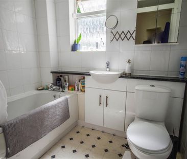 Heath Court, Dursley - Photo 5