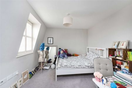 A stunning four bedroom house with private garden and off-street parking - Photo 4