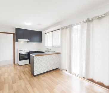 Comfortable Family Home in Cranbourne – Secure, Spacious & Well-Pos... - Photo 2