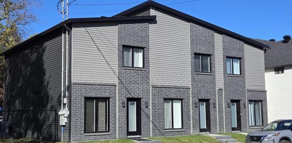 Grand 4 ½ sur 2 étages, 1218 pieds carrés, avec 2 grandes chambres, comme une maison de ville! - Photo 2