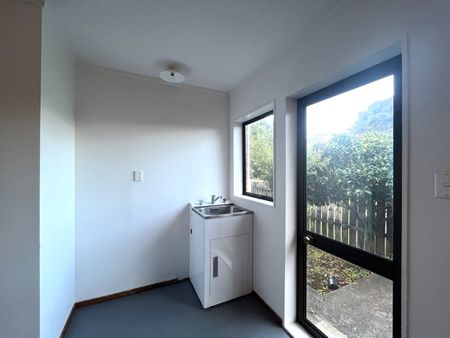 Tidy Brick & Tile Home - Photo 2