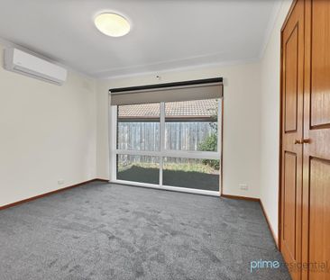 Comfortable Family Living with Spacious Yard - Photo 4