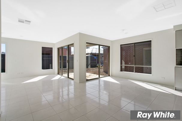 Family Living Made Easy in the Heart of Tarneit! - Photo 1