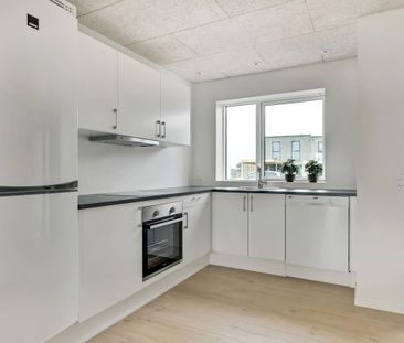 Indflytningsklart enderækkehus med udsigt over grønne arealer. - Photo 3