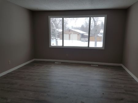 1366 BROWN ST 2 BEDROOM TOWNHOUSE - Photo 4