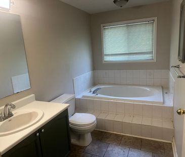 For Lease - 120 Andona Crescent, Toronto, Ontario - Photo 4