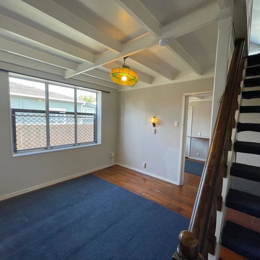 2 bedroom house (optional to rent a 2 bedroom sleepout) - Photo 1