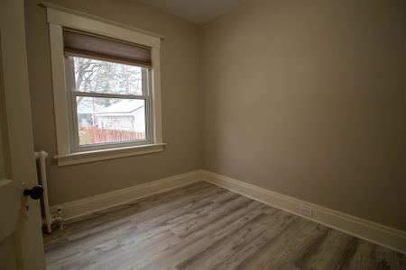 **SPACIOUS 3 BEDROOM MAIN UNIT IN ST. CATHARINES** - Photo 3