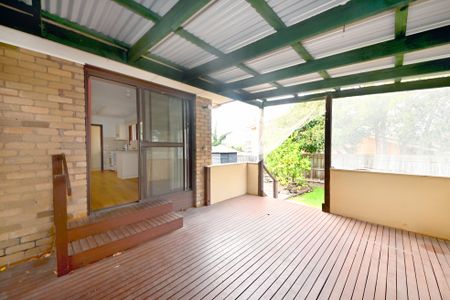 Family home of comfort and prime location! - Photo 2