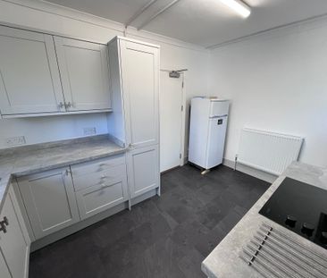 First Floor Flat, Middle Flat, Brynmill Crescent, Brynmill, Swansea... - Photo 5