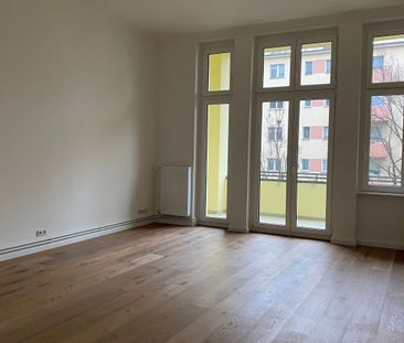 Charmante Altbauwohnung mit Einbauküche und Balkon in der Uhlandstraße - Foto 2