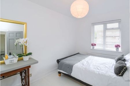 LOOK NO FURTHER! Fabulous 2 Bed Flat To Let in SE20 - Photo 3