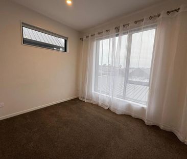 Modern 3-Bedroom Townhouse Backing onto Park - ... - Photo 2