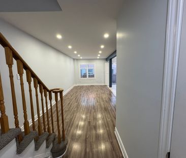 For Lease - 3918 Zenith Court, Mississauga, Ontario - Photo 2
