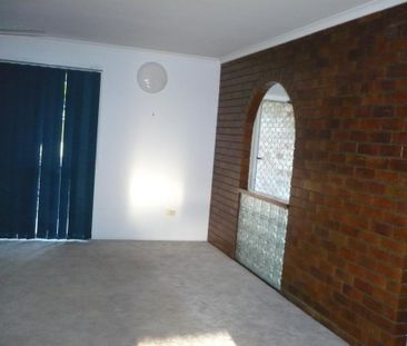 Large brick family home - close to shopping complex and University - Photo 5