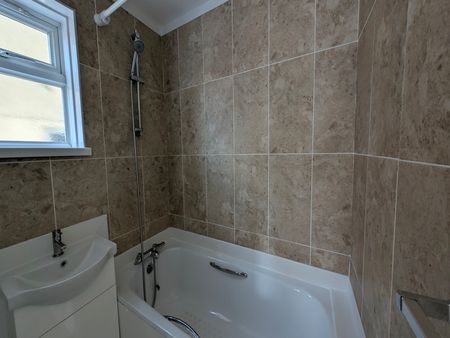 Ash Grove, Killay, Swansea, SA2 - Photo 5