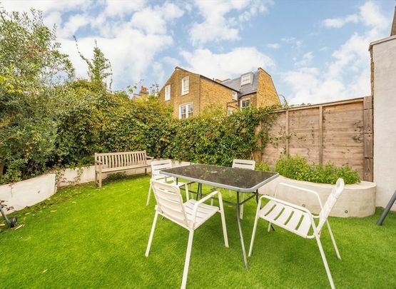 Elms Crescent - Photo 1